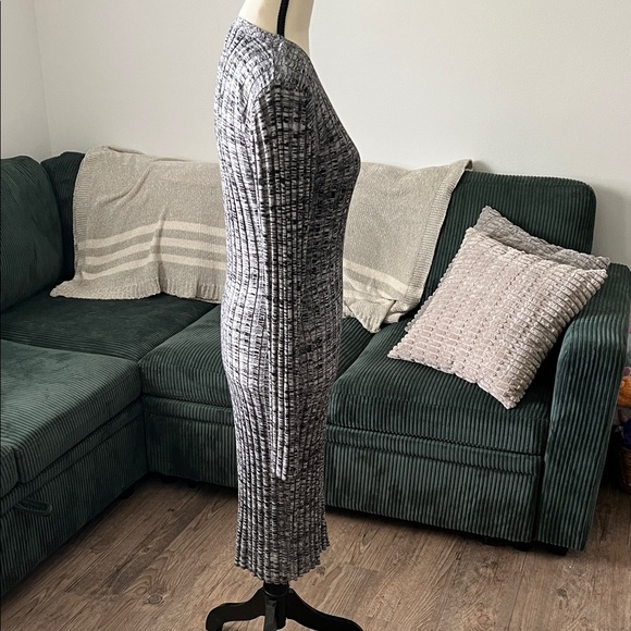 Chic Long Sleeve Knit Dress in Black‎ and Gray - Picture 3 of 7